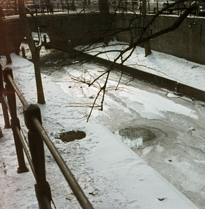 119333 Gezicht op de bevroren Nieuwegracht te Utrecht.
